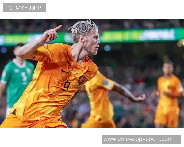 邓弗里斯不满被换下怒砸皮球表情郁闷引发关注